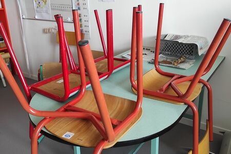 Chaises%20sur%20table auxbonnesdimensions
